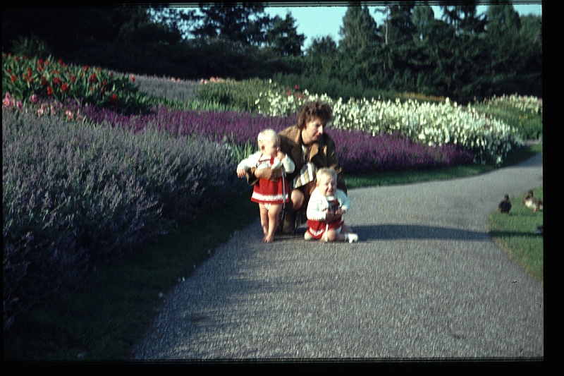 50.Zuiderpark sep 1964 Mama,Brigitte,Marion.JPG